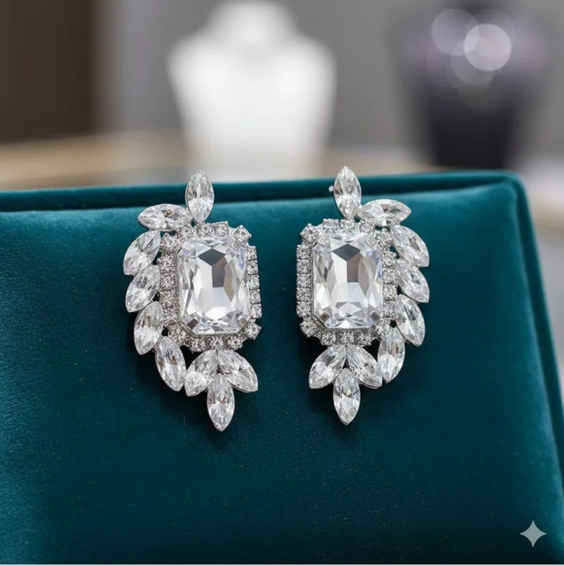 Büyük Kristal Taşlı Yaprak Detaylı Kadın Abiye Küpe – Işıltılı Lüks Model