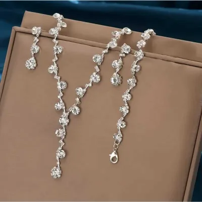 Gold Işıltılı Zarafet 3'lü Taşlı Takı Seti – Kolye, Küpe, Bileklik | Düğün & Özel Gün Şıklığı — fotoğraf 3
